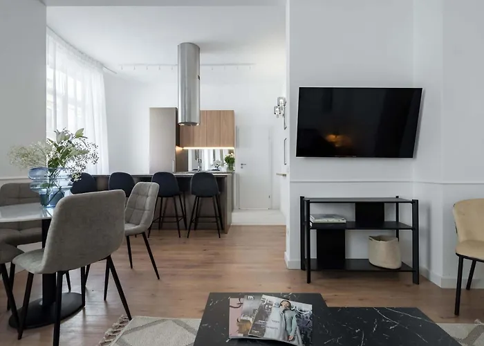 Contemporary 2-br Flats Near Old Town Quiet & Serene Appartamento 4*