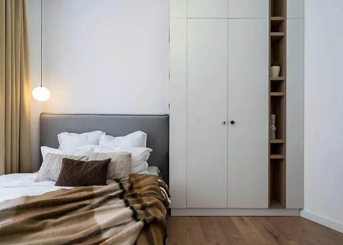 Contemporary 2-br Flats Near Old Town Quiet & Serene Appartamento 4*