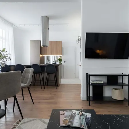 Contemporary 2-br Flats Near Old Town Quiet & Serene Appartamento 4*
