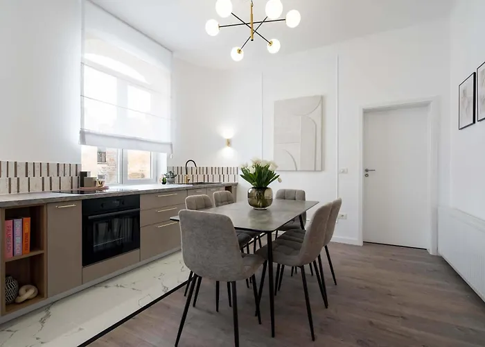 Contemporary 2-br Flats Near Old Town Quiet & Serene Lägenhet