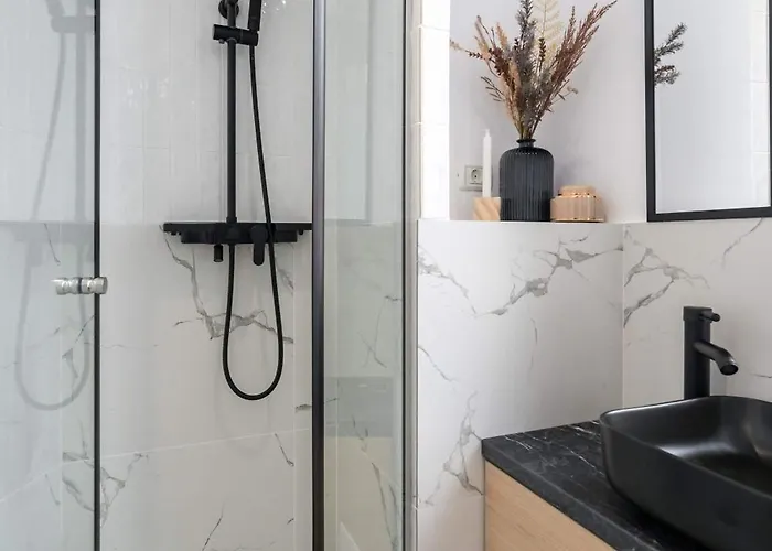 Contemporary 2-br Flats Near Old Town Quiet & Serene