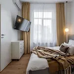 Contemporary 2-br Flats Near Old Town Quiet & Serene 4* 布加勒斯特